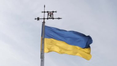 Lviv, Ukrayna - 9 Kasım 2019: Rüzgarlı Ukrayna bayrağı. Lviv şehrinin arması.