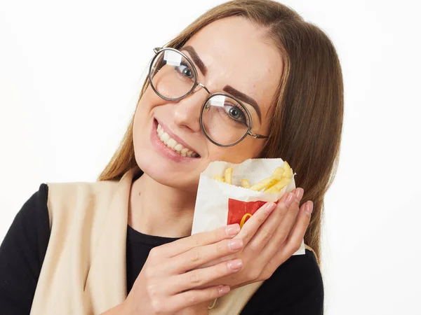 GOMEL, BÉLARO 18 DE NOVIEMBRE DE 2019: niña sostiene un paquete con papas fritas de McDonald 's sobre un fondo blanco . — Foto de Stock