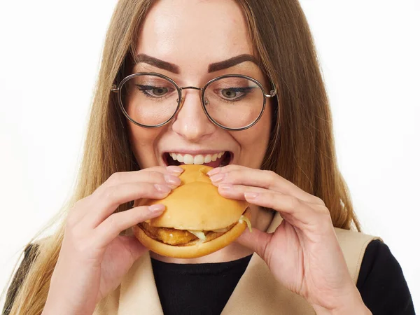 Dívka jíst burger na bílém pozadí — Stock fotografie