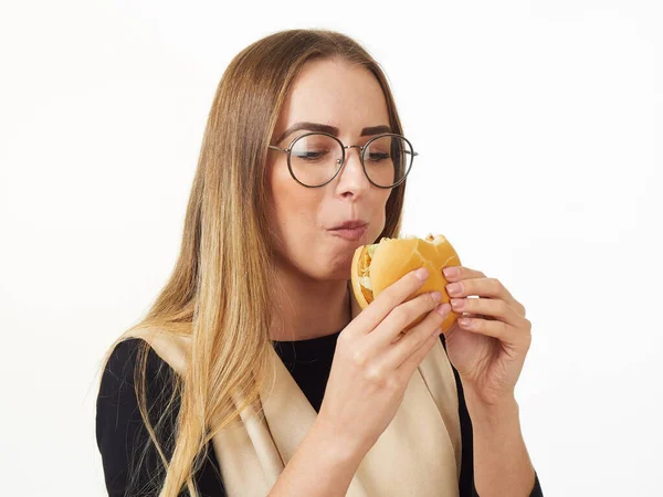 Dívka jíst burger na bílém pozadí — Stock fotografie