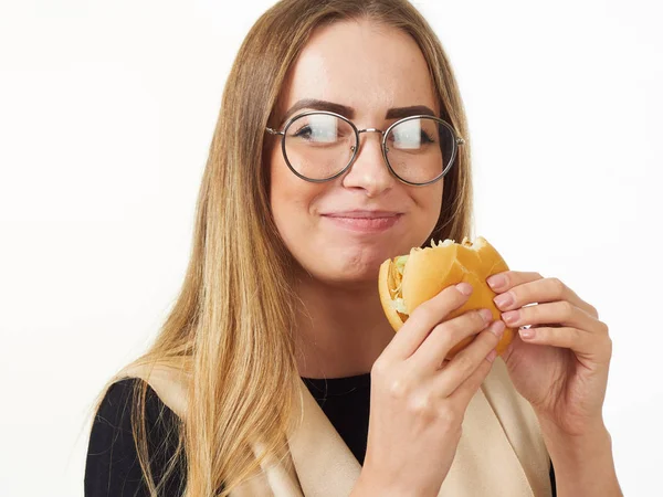 Dívka jíst burger na bílém pozadí — Stock fotografie