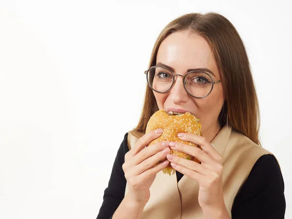 Dívka jíst burger na bílém pozadí — Stock fotografie