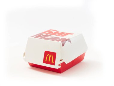 Gomel, Belarus 18 Kasım 2019: Beyaz arka planda McDonald 's' dan yiyecek paketi.