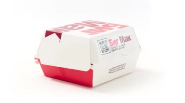 Gomel, Belarus 18 Kasım 2019: Beyaz arka planda McDonald 's' dan yiyecek paketi.