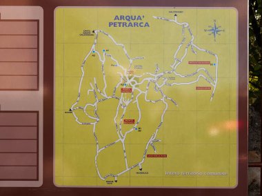 Arka Petrarka, İtalya - 13 Ağustos 2019: Padua kenti yakınlarındaki dağlık resimli köy