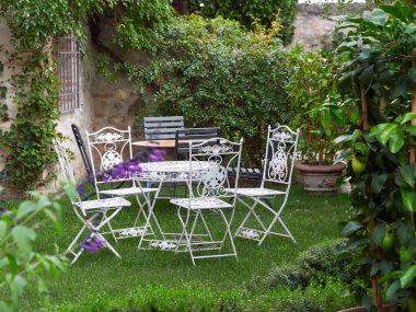 Arka Petrarka, İtalya - 13 Ağustos 2019: Padua kenti yakınlarındaki dağlık resimli köy