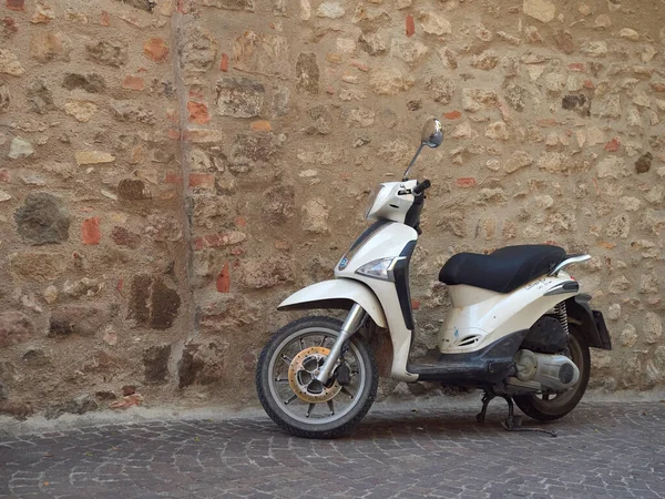 ARKUA PETRARKA, ITALIA - 13 DE AGOSTO DE 2019: motocicleta en el pavimento de la ciudad vieja — Foto de Stock