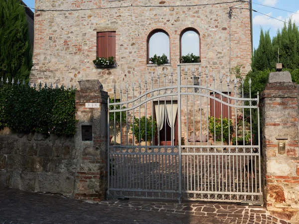 ARKA PETRARKA, ITALIA - 13 DE AGOSTO DE 2019: pintoresco pueblo montañoso cerca de la ciudad de Padua —  Fotos de Stock