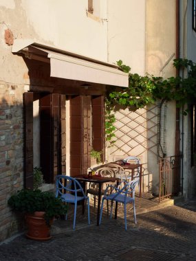 Arka Petrarka, İtalya - 13 Ağustos 2019: Padua kenti yakınlarındaki dağlık resimli köy