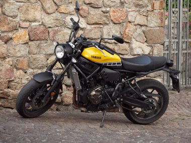 Arkua Petrarka, İtalya - 13 Ağustos 2019: eski şehrin kaldırımında motosiklet