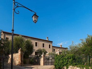 Arka Petrarka, İtalya - 13 Ağustos 2019: Padua kenti yakınlarındaki dağlık resimli köy