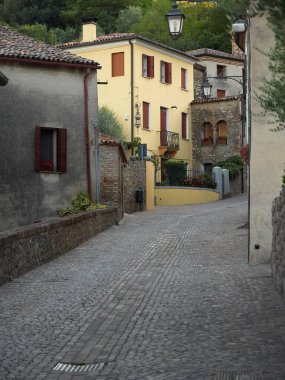 Arka Petrarka, İtalya - 13 Ağustos 2019: Padua kenti yakınlarındaki dağlık resimli köy