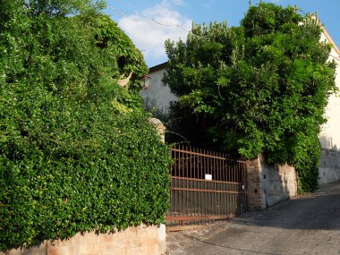 Arka Petrarka, İtalya - 13 Ağustos 2019: Padua kenti yakınlarındaki dağlık resimli köy