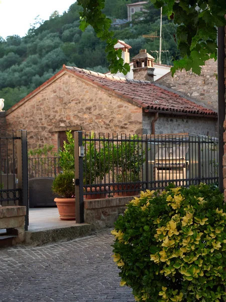 Arka Petrarka, Włochy - 13 sierpnia 2019: malownicza górska wioska niedaleko Padwy — Zdjęcie stockowe