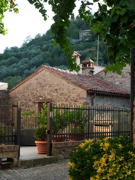 Arka Petrarka, Itálie - 13. srpna 2019: hornatá malebná obec v blízkosti města Padovy — Stock fotografie