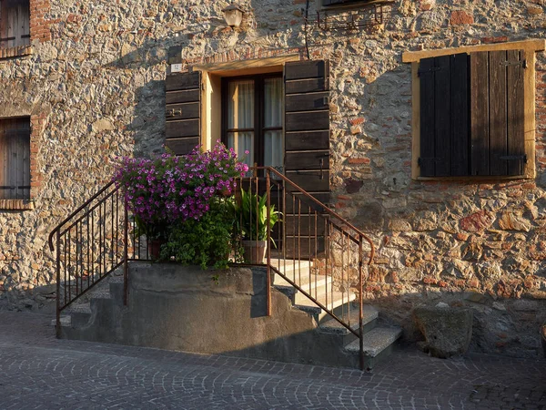 ARKA PETRARKA, ITALIA - 13 DE AGOSTO DE 2019: pintoresco pueblo montañoso cerca de la ciudad de Padua —  Fotos de Stock