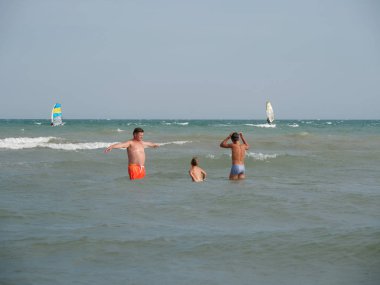 Baba oğul Bibione, İtalya sahilinde