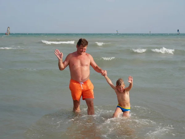 Padre con hijo en la playa de Bibione, Italia — Foto de Stock