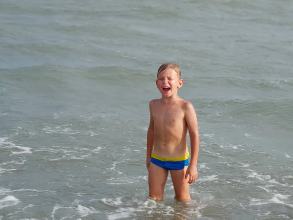 เด็ก ๆ ว่ายน้ําในทะเลบนชายหาดใน Bibione, อิตาลี — ภาพถ่ายสต็อก