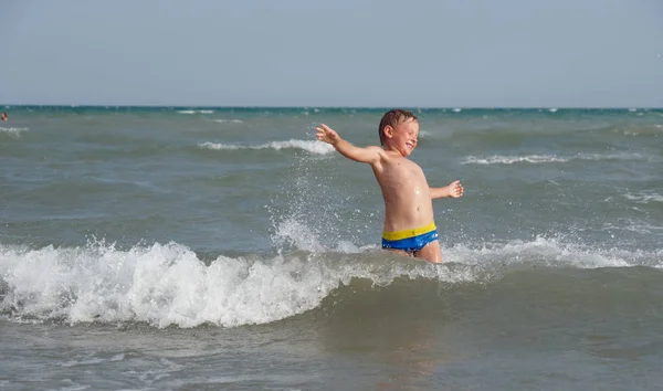 子供たちはイタリアのビビオネのビーチで海で泳ぐ — ストック写真