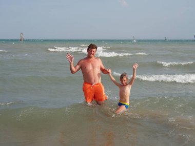 Baba oğul Bibione, İtalya sahilinde