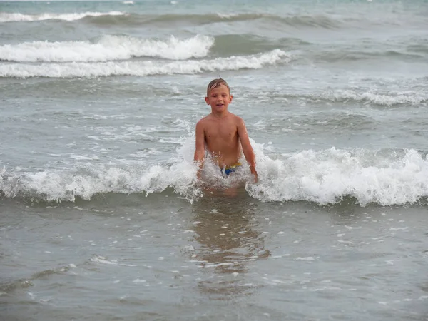 I bambini nuotano in mare sulla spiaggia di Bibione — Foto Stock
