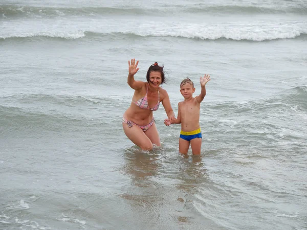 Mãe e filho estão nadando no mar. Bibione, Itália — Fotografia de Stock