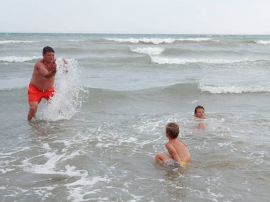 Baba oğul Bibione, İtalya sahilinde