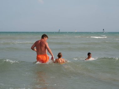 Baba oğul Bibione, İtalya sahilinde