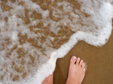 Kumsalda çıplak ayakla