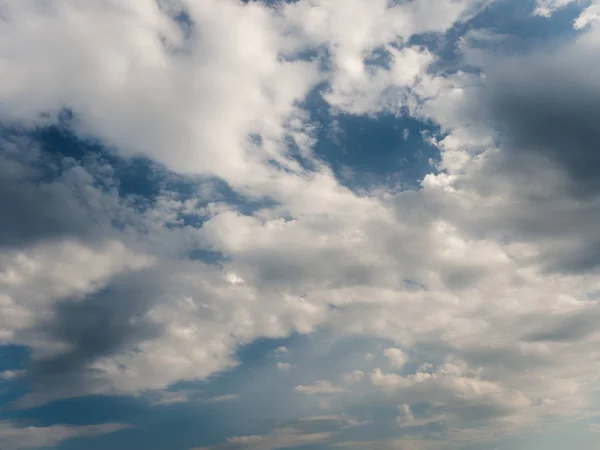 Di langit biru dengan awan gelap — Stok Foto