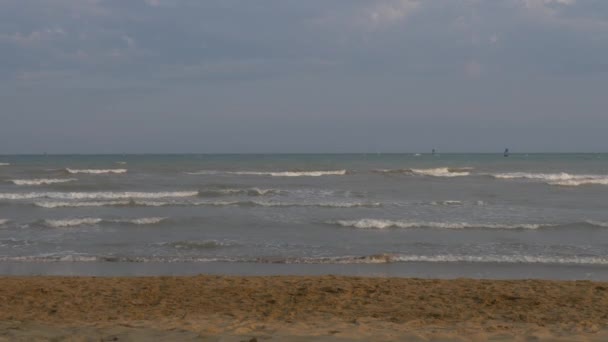 Atlético adolescente en la playa en salto en el fondo del mar y el cielo — Vídeos de Stock