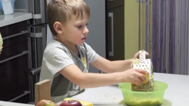 Il bambino sta preparando il cibo. strofina patate — Video Stock