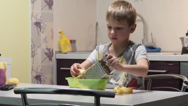 Junge Bereitet Essen Reibt Kartoffeln — Stockvideo