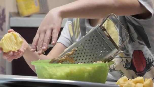 Bebé Está Preparar Comida Esfrega Batatas — Vídeo de Stock