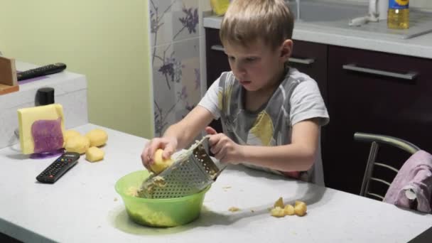 Niño Está Preparando Comida Frota Patatas — Vídeo de stock