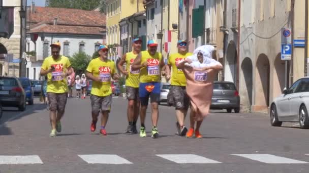 Montagnana Italia Agosto 2019 Tradicional Maratón Cerveza Disfrazada Fiesta — Vídeos de Stock