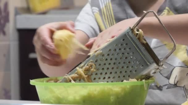 Chłopiec Przygotowuje Jedzenie Pocierać Ziemniaki — Wideo stockowe
