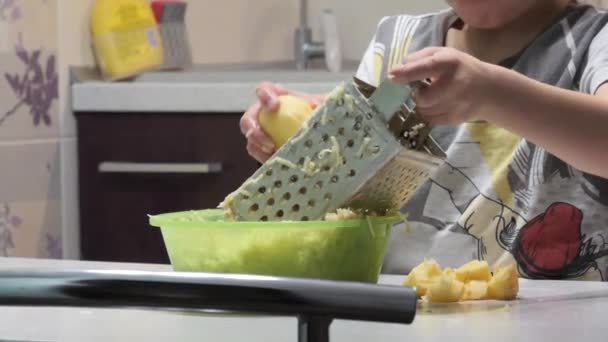 Küçük Oğlan Yemek Hazırlıyor Patates Ovuyor — Stok video