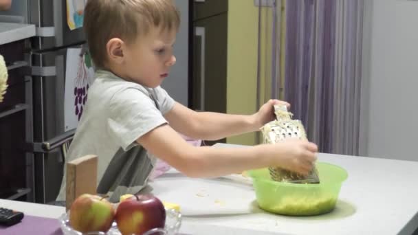 Küçük Oğlan Yemek Hazırlıyor Patates Ovuyor — Stok video