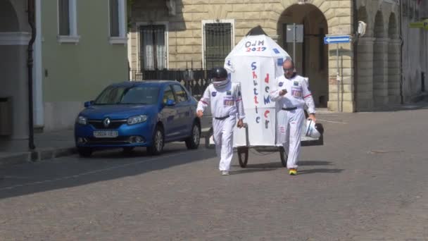 Chłopiec Przygotowuje Jedzenie Pocierać Ziemniaki — Wideo stockowe