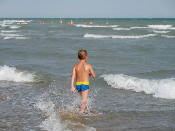 Crianças nadam no mar na praia em Bibione, Itália — Fotografia de Stock