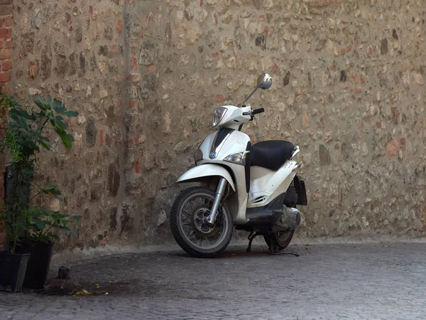 ARKUA PETRARKA, ITALIA - 13 DE AGOSTO DE 2019: motocicleta en el pavimento de la ciudad vieja — Foto de Stock