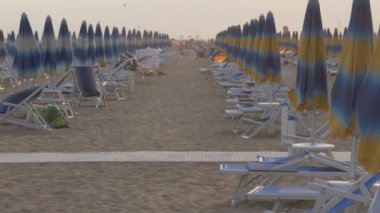 Soğuk sonbahar sabahı, göldeki ilk buz.