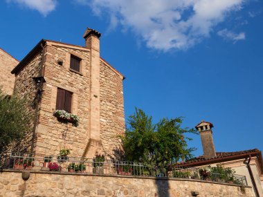 Arka Petrarka, İtalya - 13 Ağustos 2019: Padua kenti yakınlarındaki dağlık resimli köy