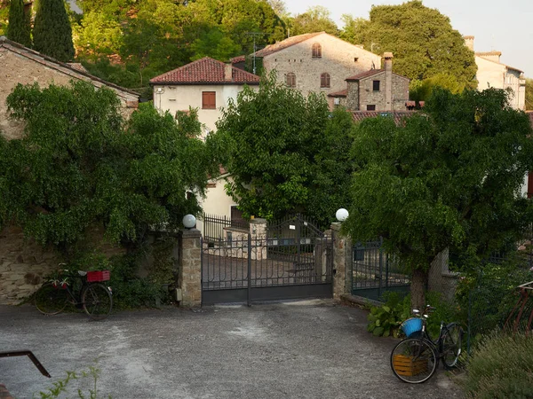 ARKA PETRARKA, ITALY - AUGUST 13, 2019: mountainous picturesque village near the city of Padua — 스톡 사진