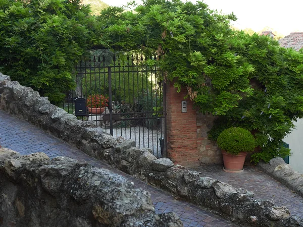 ARKA PETRARKA, ITALIA - 13 DE AGOSTO DE 2019: pintoresco pueblo montañoso cerca de la ciudad de Padua —  Fotos de Stock