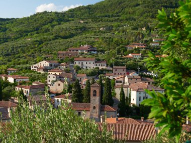 Arka Petrarka, İtalya - 13 Ağustos 2019: Padua kenti yakınlarındaki dağlık resimli köy