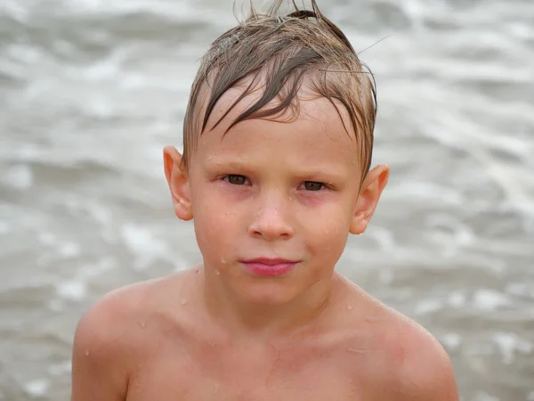 子供たちはイタリアのビビオネのビーチで海で泳ぐ — ストック写真