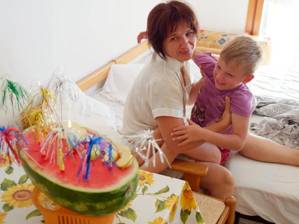 Torta di compleanno di anguria con candele per il compleanno di un ragazzo 6 anni — Foto Stock